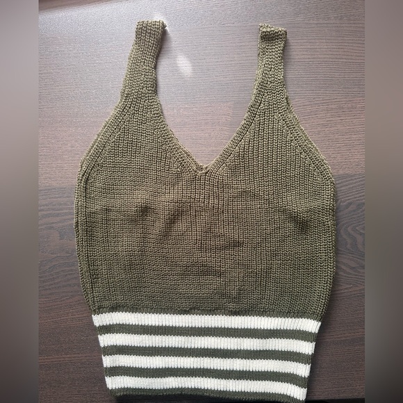 Minark Women’s Knit Crop Tank Top V-neckline - Picture 4 of 4